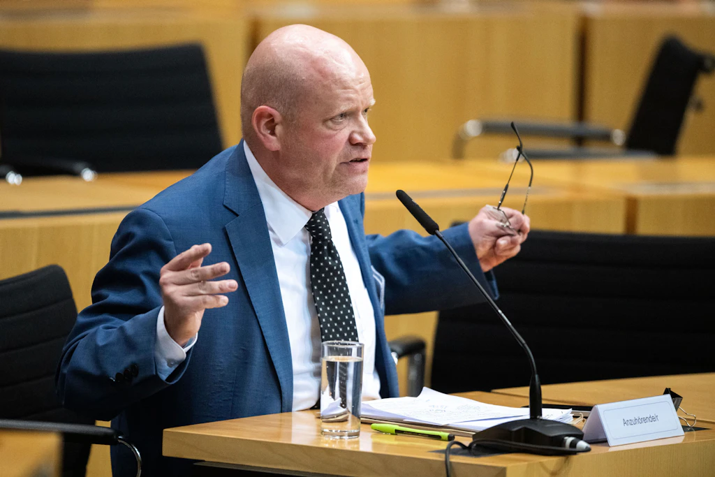 Jurist Ulrich Vosgerau sprach erst spät am Abend zu den Mitgliedern des Justizausschusses.
