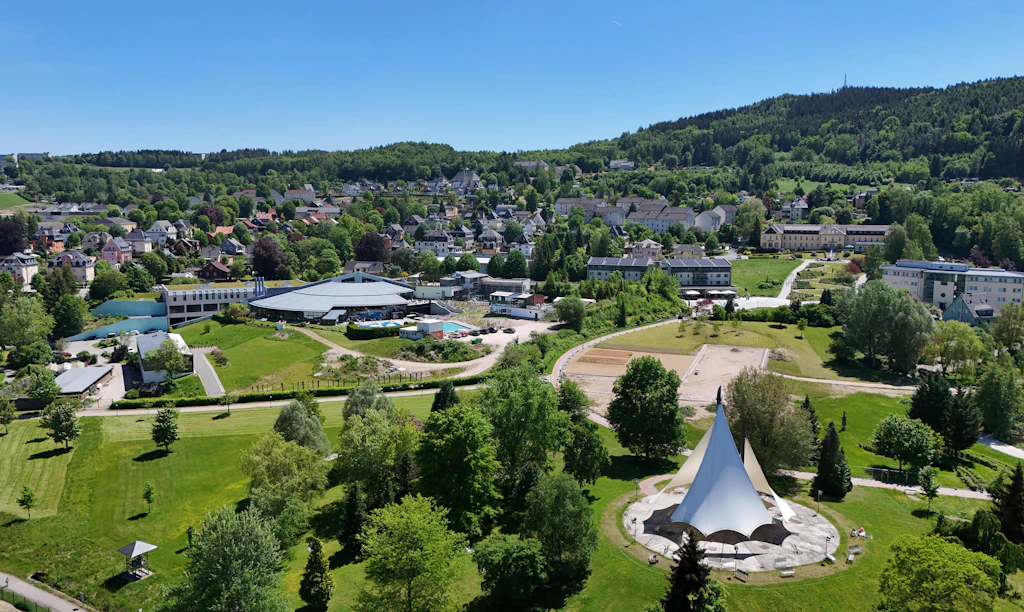 Stadtwerke Aue-Bad Schlema pflanzen mit Grundschülern 500 Weißtannen