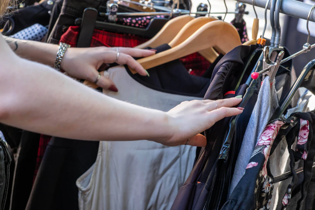 Auf dem Flohmarkt am Arkonaplatz findet man eine große Auswahl an Kleidung von Privatverkäufern.