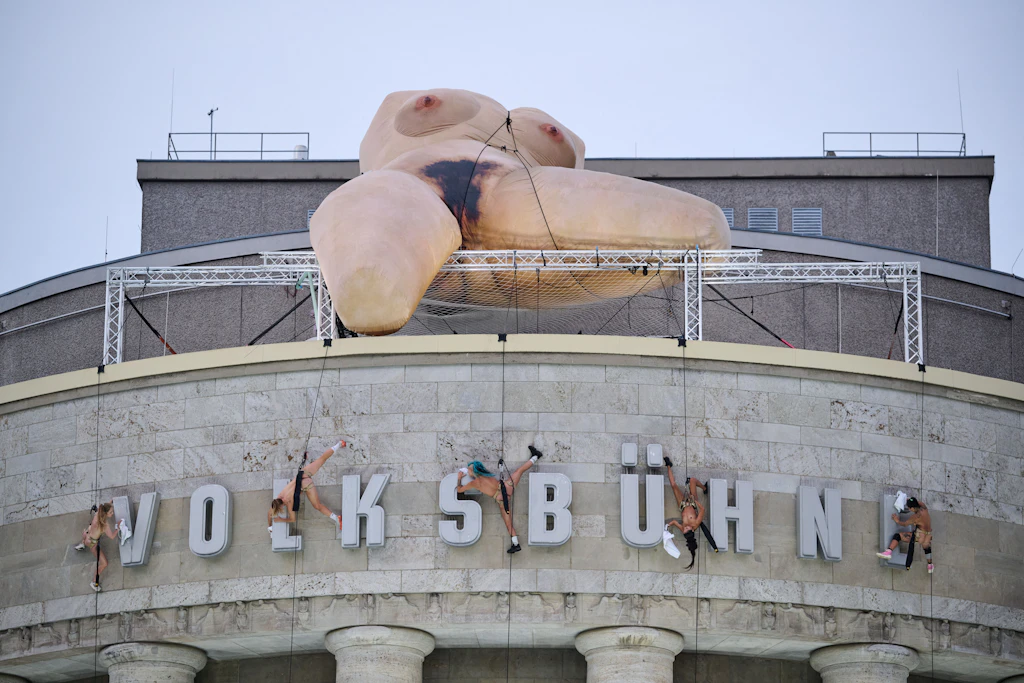 Herbstputz: Florentina Holzinger gibt mit „House Wash“ das Volksbad zum Abriss frei