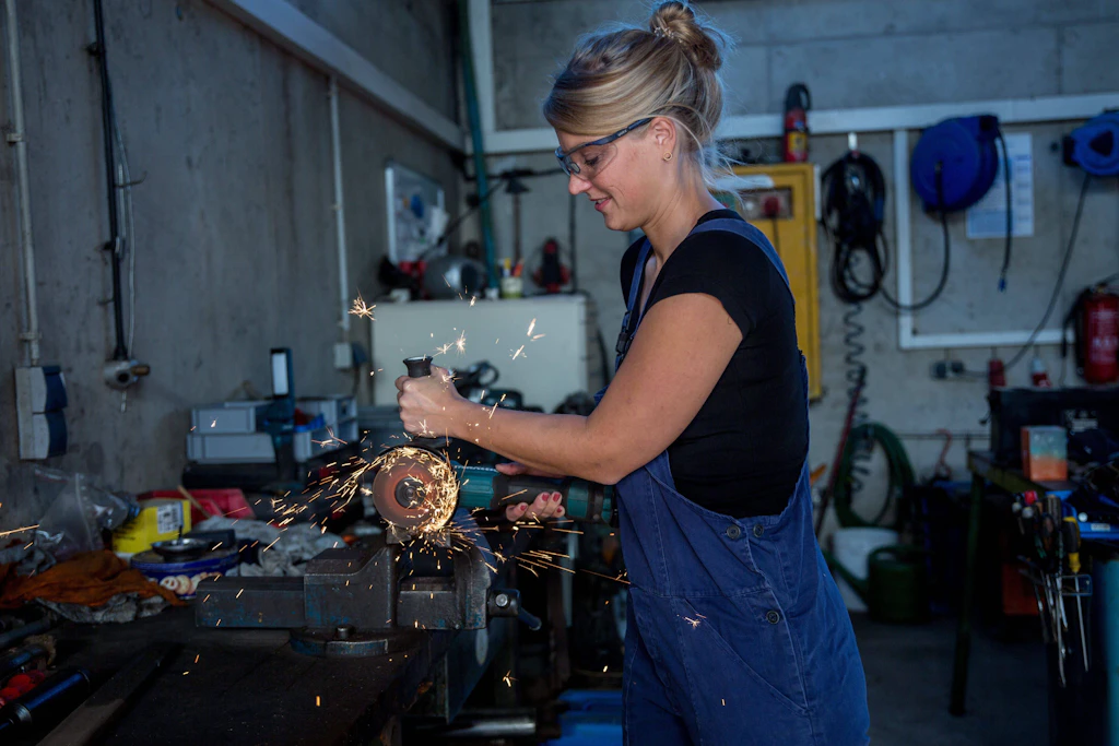 Mit dem Winkelschleifer am Material: Frauen holen auf im Handwerk.
