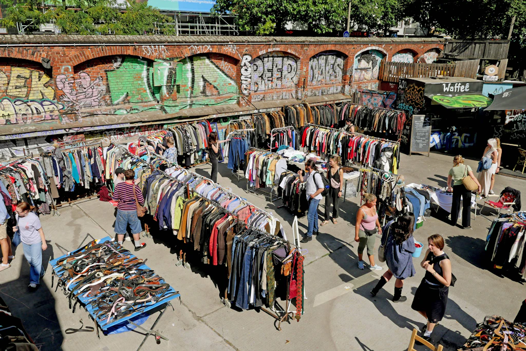 Auf dem Flohmarkt am RAW-Gelände finden sich inmitten von kuratierten Kleiderstangen auch einige Privatverkäufer.