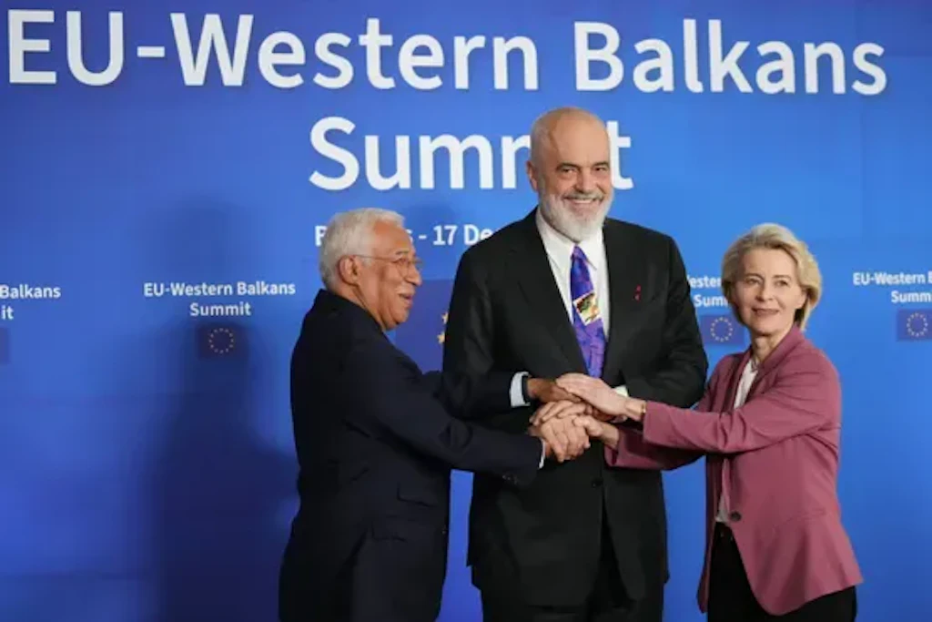 Ursula von der Leyen und Edi Rama (Mitte): Albanien drängt auf den Binnenmarkt, Brüssel zeigt sich offen.