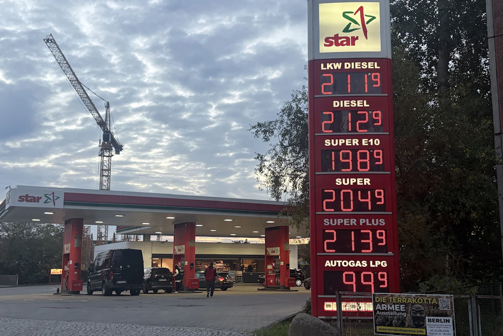 Die Tankstelle Gehrenseestraße, morgens um 7 Uhr: Der Liter Super E10 liegt unter zwei Euro.
