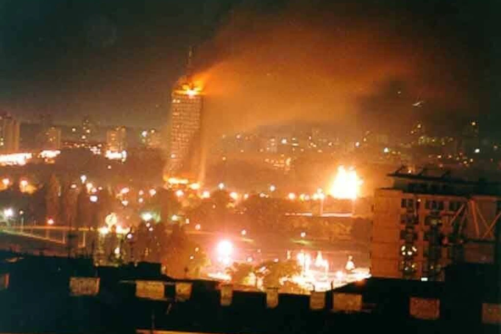 Belgrad, 21. April 1999: Gebäude brennen während der Nato-Luftangriffe auf Jugoslawien.