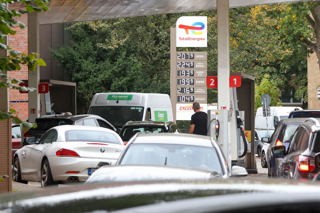Lange Pkw-Schlangen vor einer Tankstelle, an der die Spritpreise besonders günstig sind.