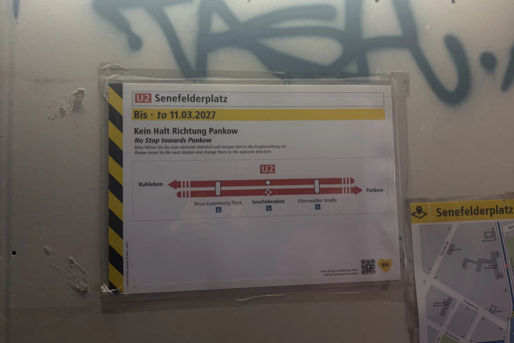 Hinweisschild am U-Bahnhof Senefelderplatz: Die U2 hält bis März 2027 nicht in Richtung Pankow. Ein Linienplan informiert Fahrgäste über die Umleitung.