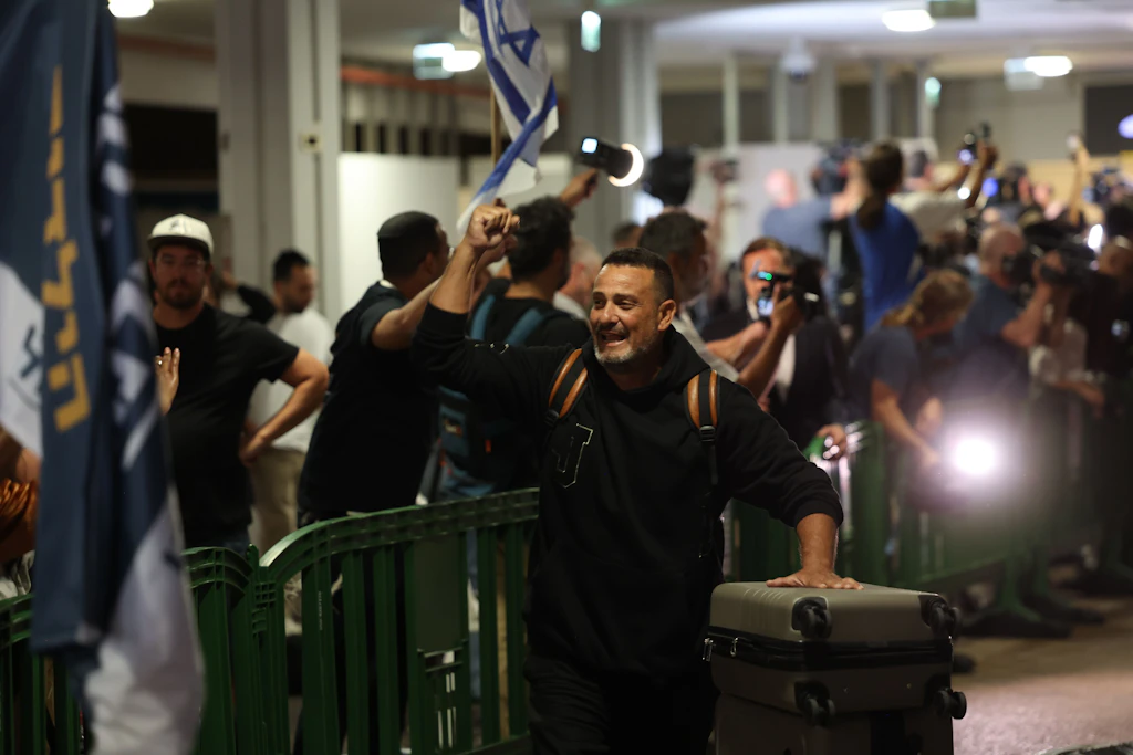 Israelische Passagiere, die sich an Bord eines FlyDubai-Flugzeugs befunden hatten, treffen am internationalen Flughafen Ben Gurion ein,