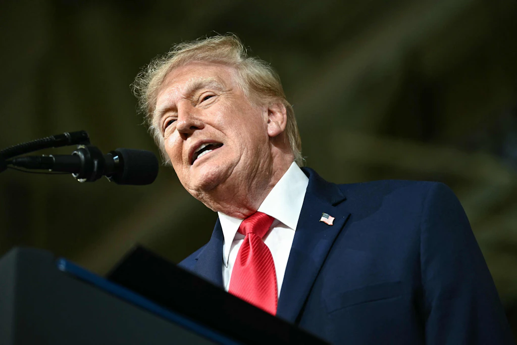 US-Präsident Donald Trump. Er droht Iran mit schweren Angriffen, sollte das Land hinter dem Angriff auf einen Flug nach Israel stecken.
