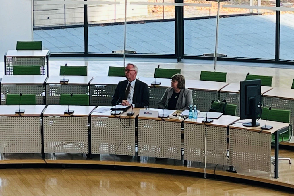 Die Referatsleiterin im Gesundheitsministerium, Heidrun Böhm, kam zur Anhörung mit ihrem Anwalt.