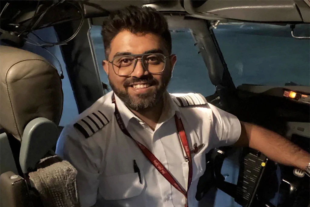 Flydubai-Kapitän Smit Machchhar im Cockpit. Der indische Pilot wurde bei dem Angriff auf Flug FZ1073 schwer verletzt und wird nach seinem Eingreifen als Held gefeiert.