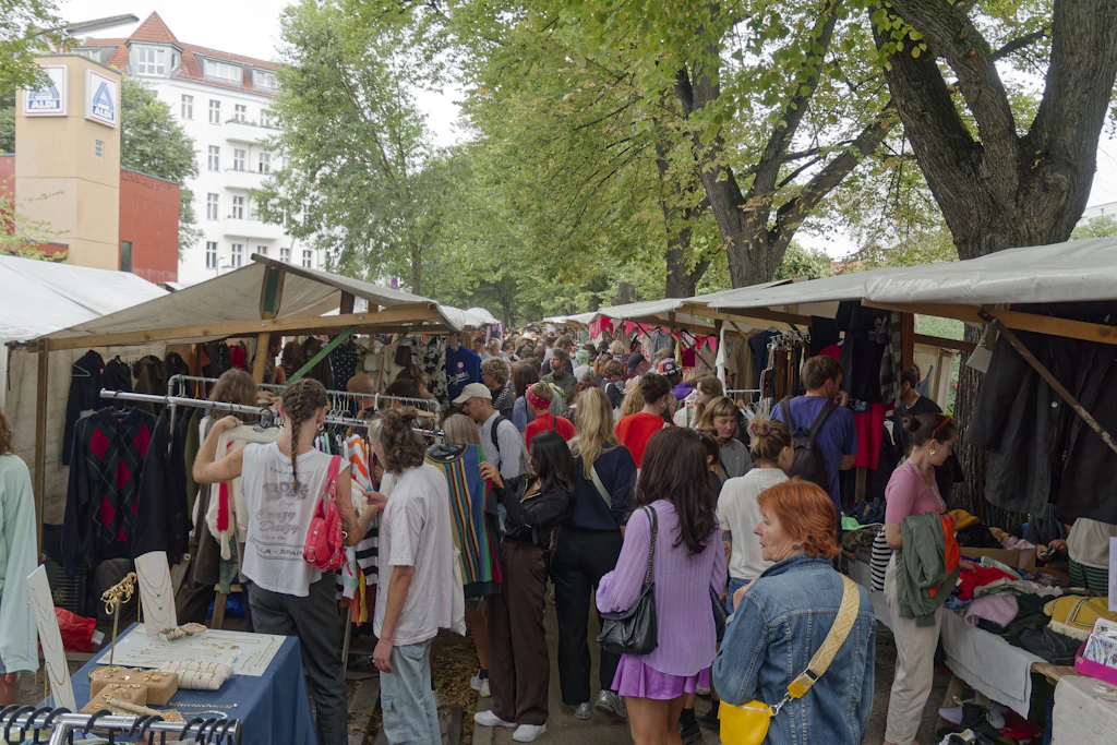 Am Maybachufer in Neukölln kämpfen sich Besucher jeden zweiten Sonntag durch die fein sortierten Kleiderstangen.