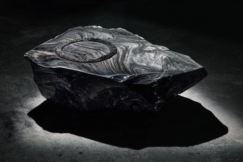 In der Nähe des antiken Höhlentempels an der Grenze vom Iran zu Armenien wurde dieser Altar aus Obsidian gefunden. Die Kreisform bilden räuchernde Steppenkrautsamen.