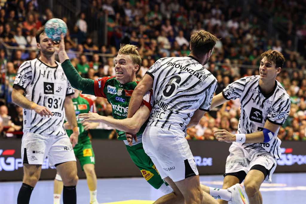 Gisli Kristjansson (beim Wurf) erzielte beim Sieg des SC Magdeburg gegen den THW Kiel fünf Tore.