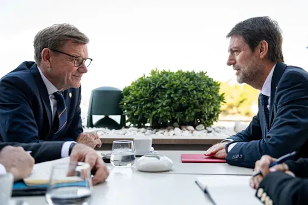 Johann Wadephul (l.) und Ferit Hoxha, Außenminister von Albanien, sprechen am Rande eines Westbalkan-Gipfels.