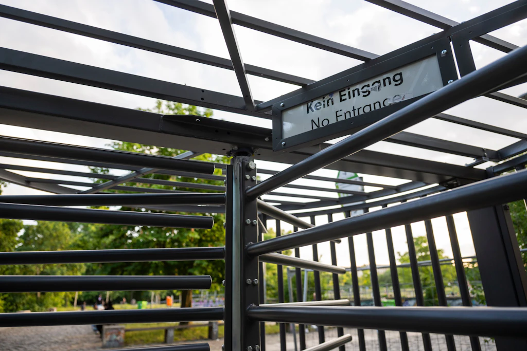 16 Eingangstore sollten die nächtliche Schließung des Görlitzer Parks ermöglichen. Jetzt bleibt der Park trotzdem nachts offen, weil der Senat auch vor dem Oberverwaltungsgericht scheiterte.