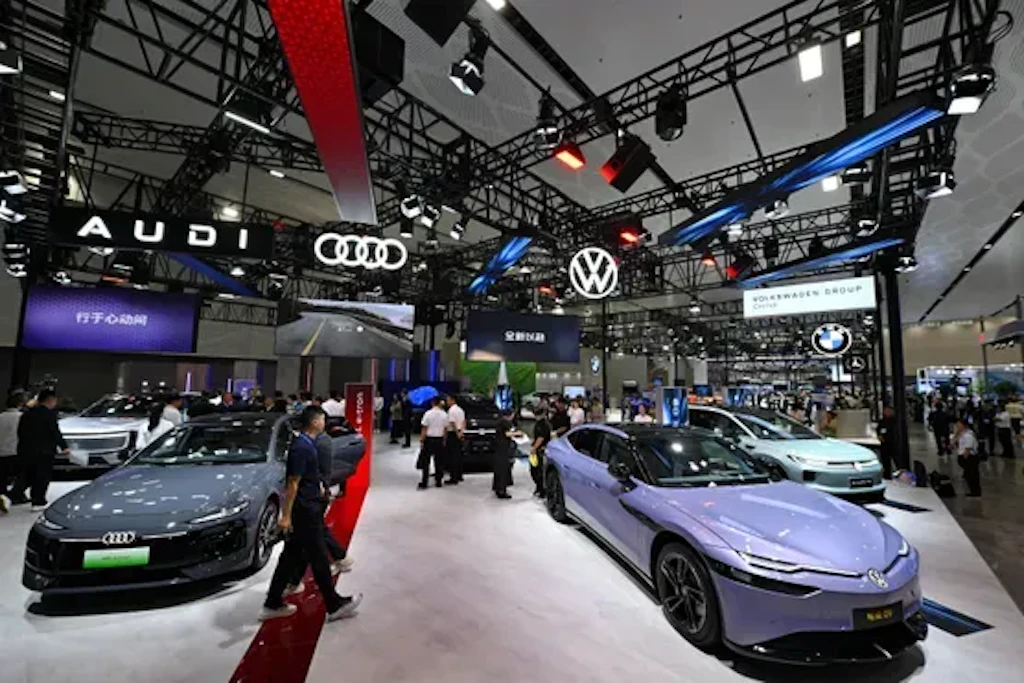 Besucher betrachten Fahrzeuge der Volkswagen Group während des Weltkongresses für Fahrzeuge mit neuen Energieträgern in Haikou, Provinz Hainan im Süden Chinas.