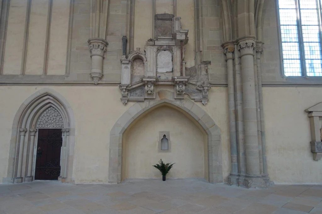 Der Bombentreffer vom 2. März 1945 zerstörte das Arnstedtsche Epitaph im Magdeburger Dom weitgehend.