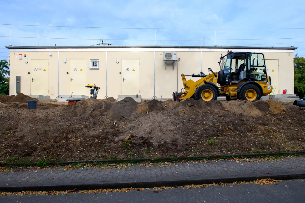Nach dem Brand im September 2025 war die Strecke Magdeburg–Berlin ein Jahr lang eingeschränkt. Das neue Stellwerk in Gerwisch stellt ihre volle Leistungsfähigkeit wieder her – rechtzeitig für die umgeleiteten ICE.