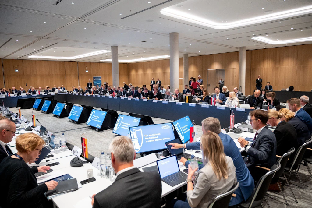 Teilnehmer der Innenministerkonferenz im Juni 2026: Das Gremium soll am Montag auch über den Umgang mit der politischen Konkurrenz sprechen. 