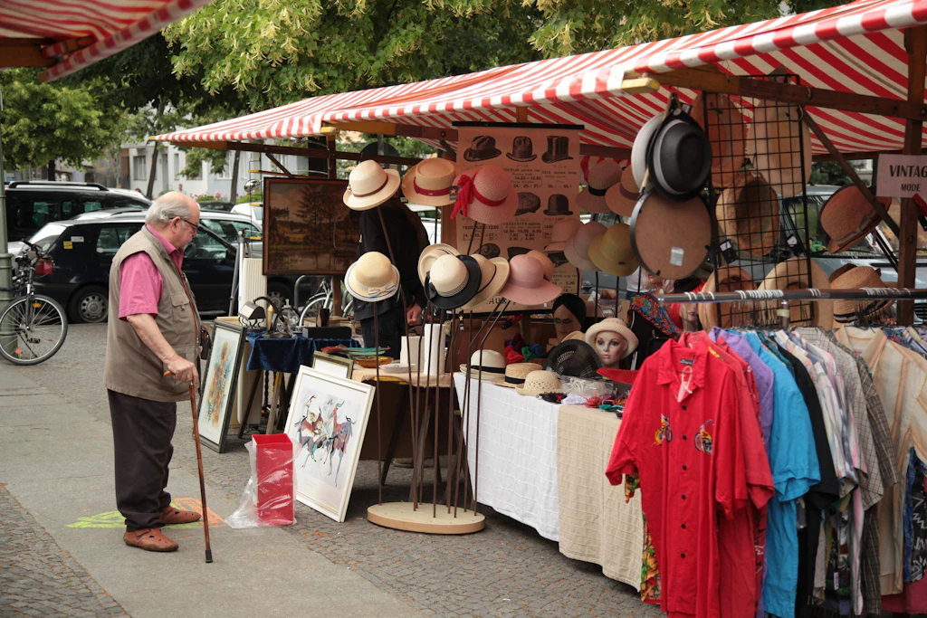 Die rot-weiß gestreiften Dächer des Flohmarkts am Marheinekeplatz laden samstags und sonntags zum gemütlichen Stöbern ein.
