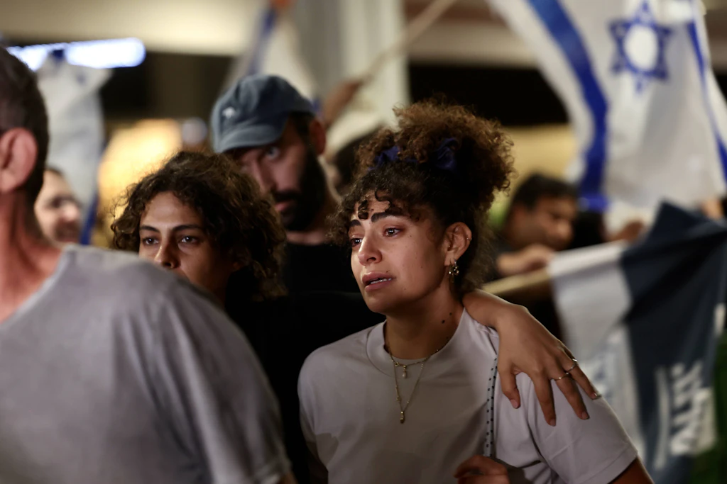 Passagiere von Flug FZ1073 nach ihrer Rückkehr am Flughafen Ben Gurion. Dort wurden sie nach der Notlandung in Saudi-Arabien von Rettungskräften und Sozialarbeitern erwartet.