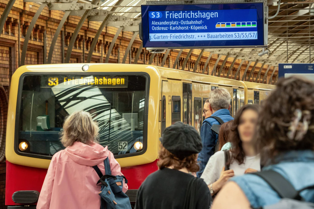 Auf der S3 müssen sich Fahrgäste auf Einschränkungen einstellen: Zwischen Ostkreuz und Karlshorst fahren ab Freitagabend bis in die Nacht zu Montag Ersatzbusse.