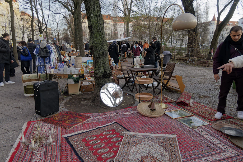 Auch der Flohmarkt am Boxhagener Platz lockt mit seinem Angebot und Ruf eine Vielzahl an Touristen an.