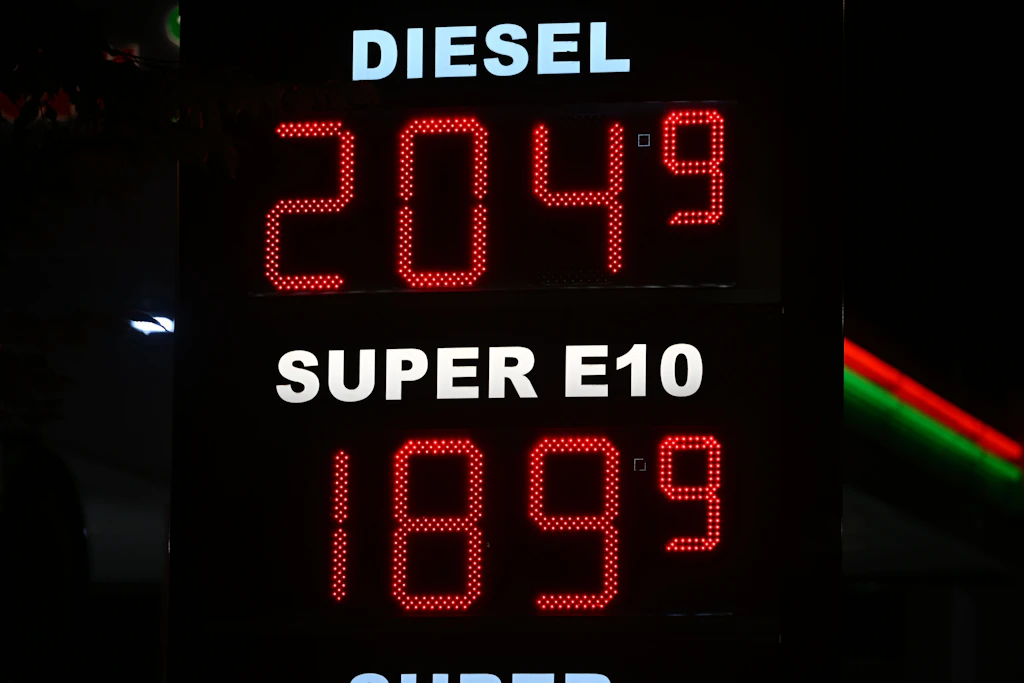 Vom 1. Oktober bis Ende Dezember 2026 wird die Energiesteuer auf Benzin und Diesel um rund 14 Cent je Liter gesenkt.