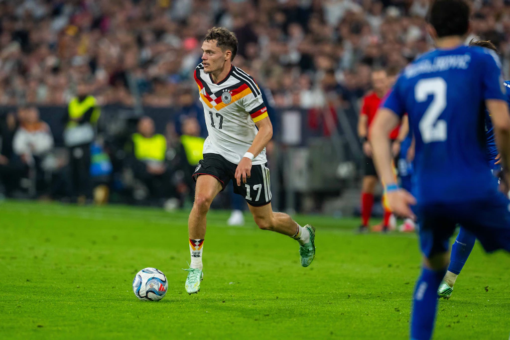 Florian Wirtz (l.) war gegen Serbien bester deutscher Nationalspieler.