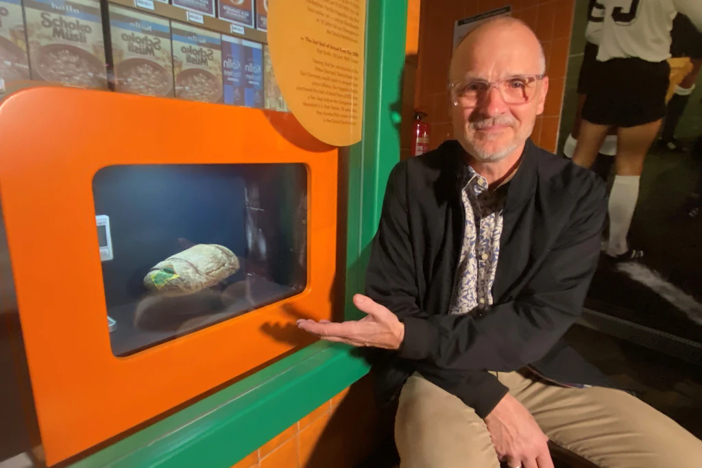 Michael Hagedorn und sein DDR-Brot, das nun in einer transparenten Mini-Tiefkühltruhe im Deutschlandmuseum gezeigt wird.