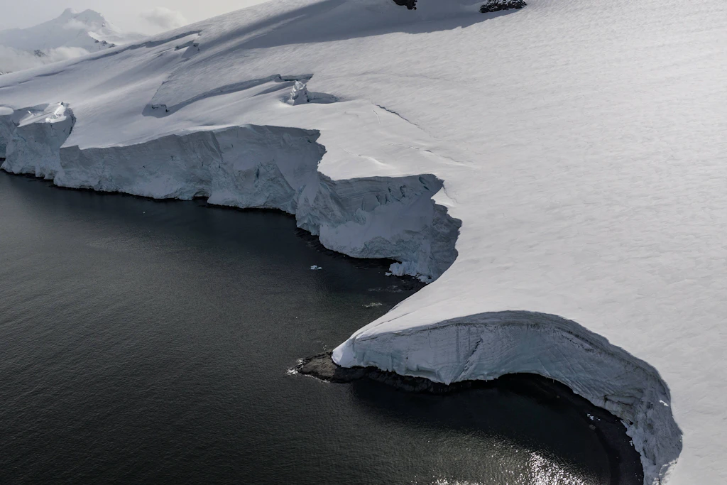 Eis und Meer in der Antarktis. Im Wilkes-Becken könnte der Eisverlust den Meeresspiegel langfristig um mehrere Meter erhöhen.