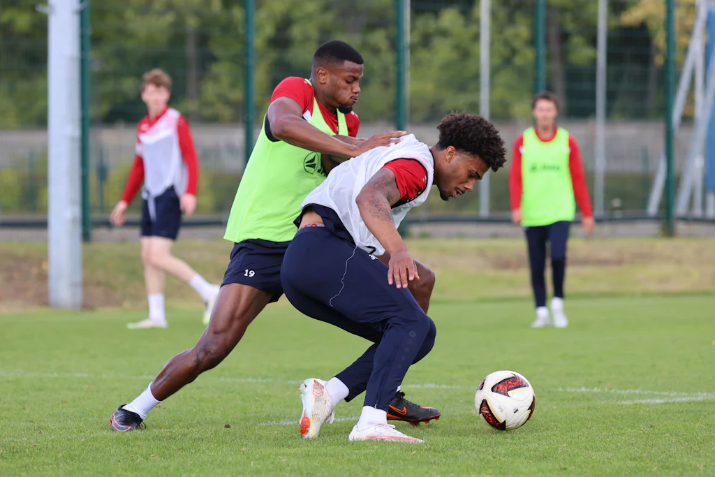 Inzwischen kann Americo Neves (l.) im Training beim BFC Dynamo wieder Vollgas geben, bearbeitet hier Justin Seven.