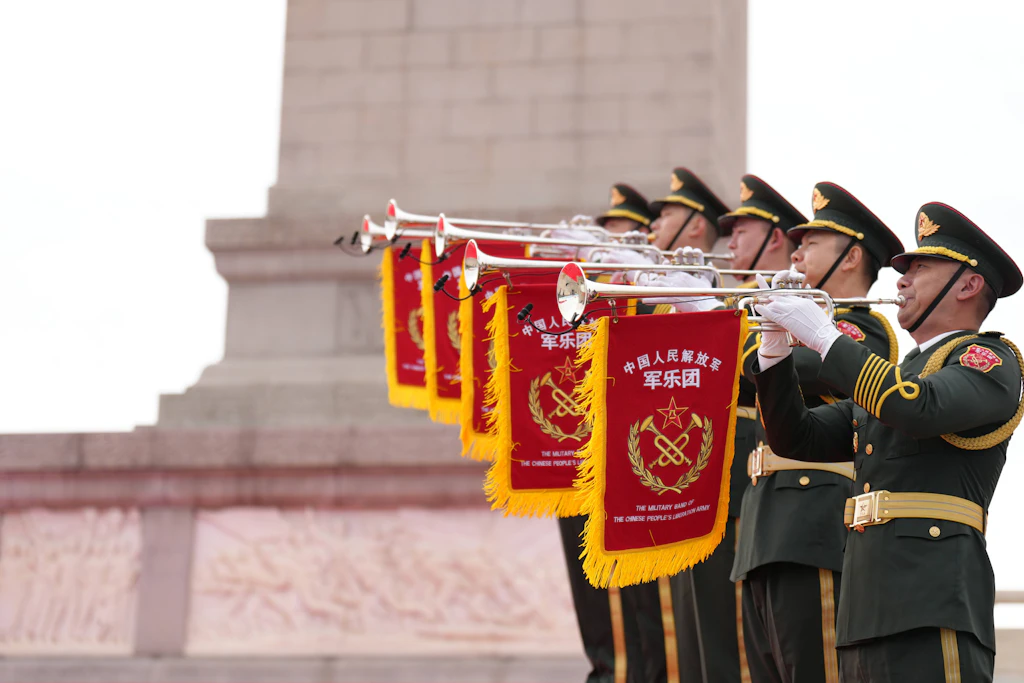 Eine Militärkapelle der chinesischen Volksbefreiungsarmee spielt bei der Gedenkzeremonie zum Märtyrertag auf dem Tiananmen-Platz in Peking.