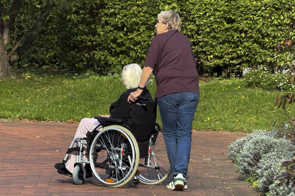 Laut Statistischem Bundesamt wird ein Großteil der Pflegebedürftigen in Deutschland durch Angehörige gepflegt.