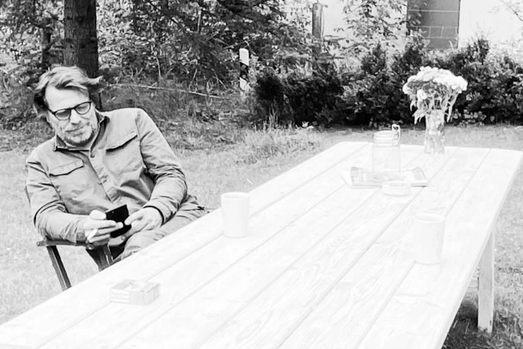Der Autor Hans Waal in seinem Sommerhaus.