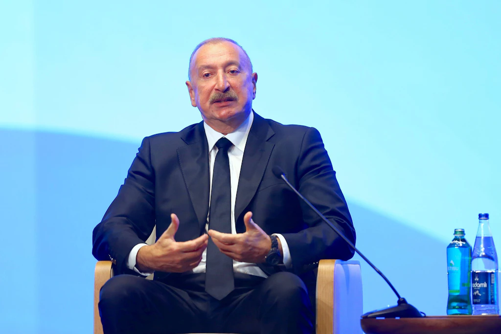 Aserbaidschans Präsident Alijew hat noch Großes vor. Sein Land will sich vom Öl lösen und in Digitales und Erneuerbare investieren.