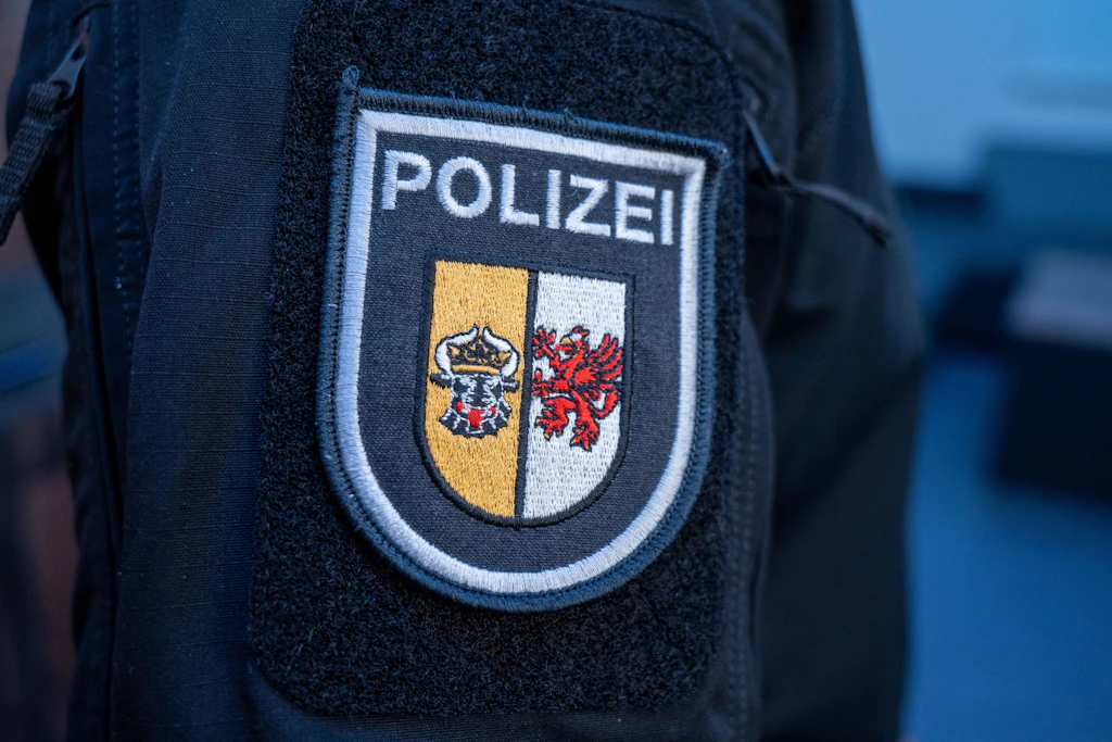 Die Polizei in Mecklenburg-Vorpommern wartet weiter auf neue Dienst-Smartphones nach einem Hackerangriff.