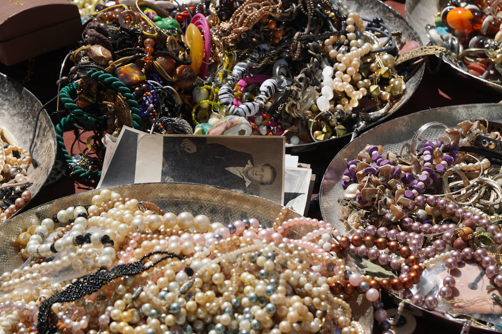 Auf dem Flohmarkt am Arkonaplatz findet man allerhand von Wühlkisten voller Schmuck bis zu Deko für die Wohnung.