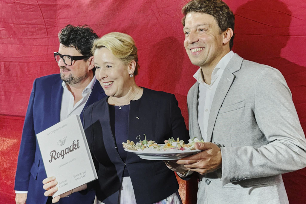 Die beiden Geschäftsführer Jan Spielhagen und Daniel-Jan Girl eröffnen mit Wirtschaftssenatorin Franziska Giffey den neuen Pop-Up-Stand.