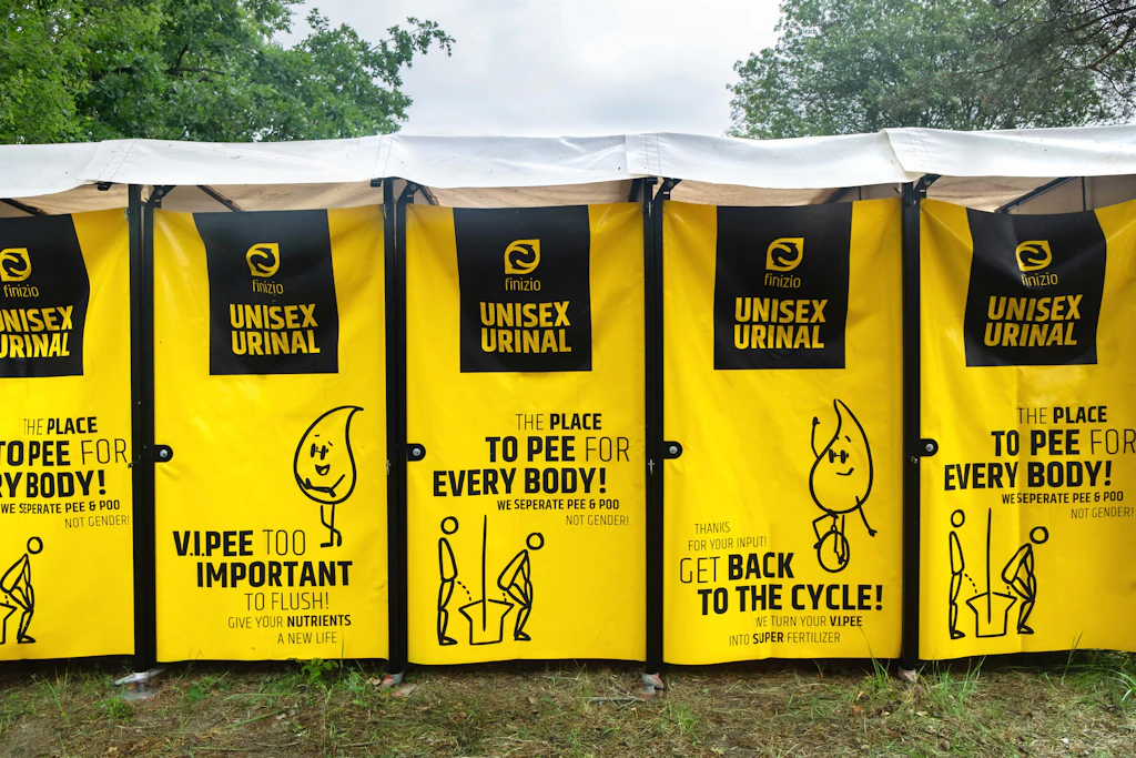 Auf Festivals kommen Trockentoiletten von Finizio zum Einsatz.