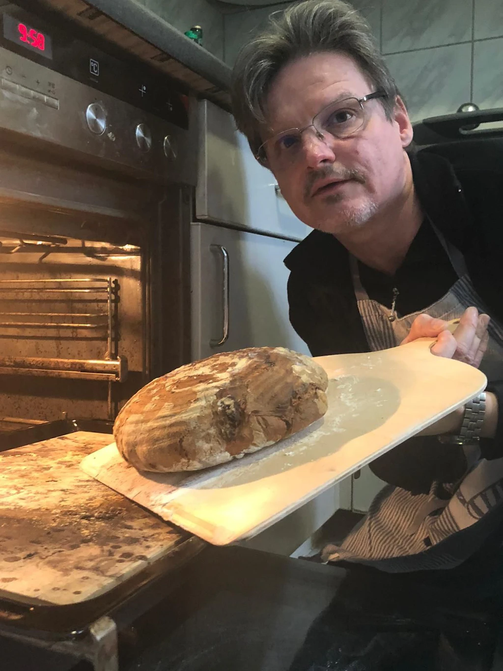 Frisch aus dem Backofen: Das ein selbtsgemachtes Brot gelingen kann, zeigt KURIER-Redakteur Norbert Koch-Klaucke.