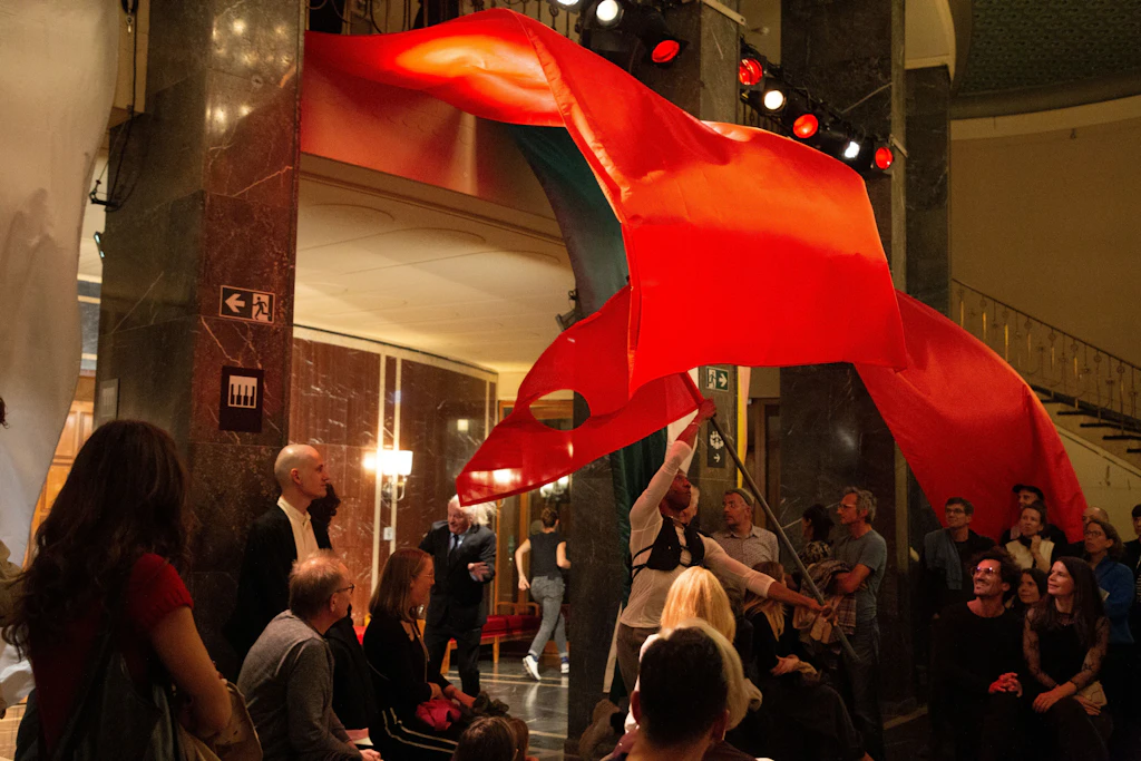 Rote Fahne im Sternfoyer der Volksbühne. Szene aus „House of Hope“ von Rimini-Protokoll.