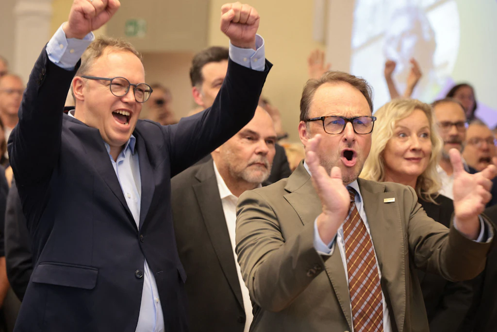 Uni-Präsident Andreas Marx (r.) und Thüringens Ministerpräsident Mario Voigt (CDU) feiern den Jenaer Erfolg im Exzellenzwettbewerb.