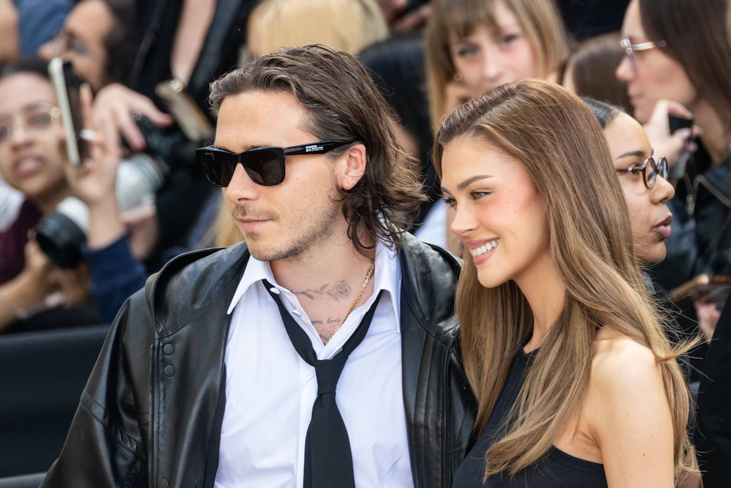 Brooklyn und Nicola Peltz Beckham bei der Ankunft zur Balenciaga-Show im Rahmen der Paris Fashion Week