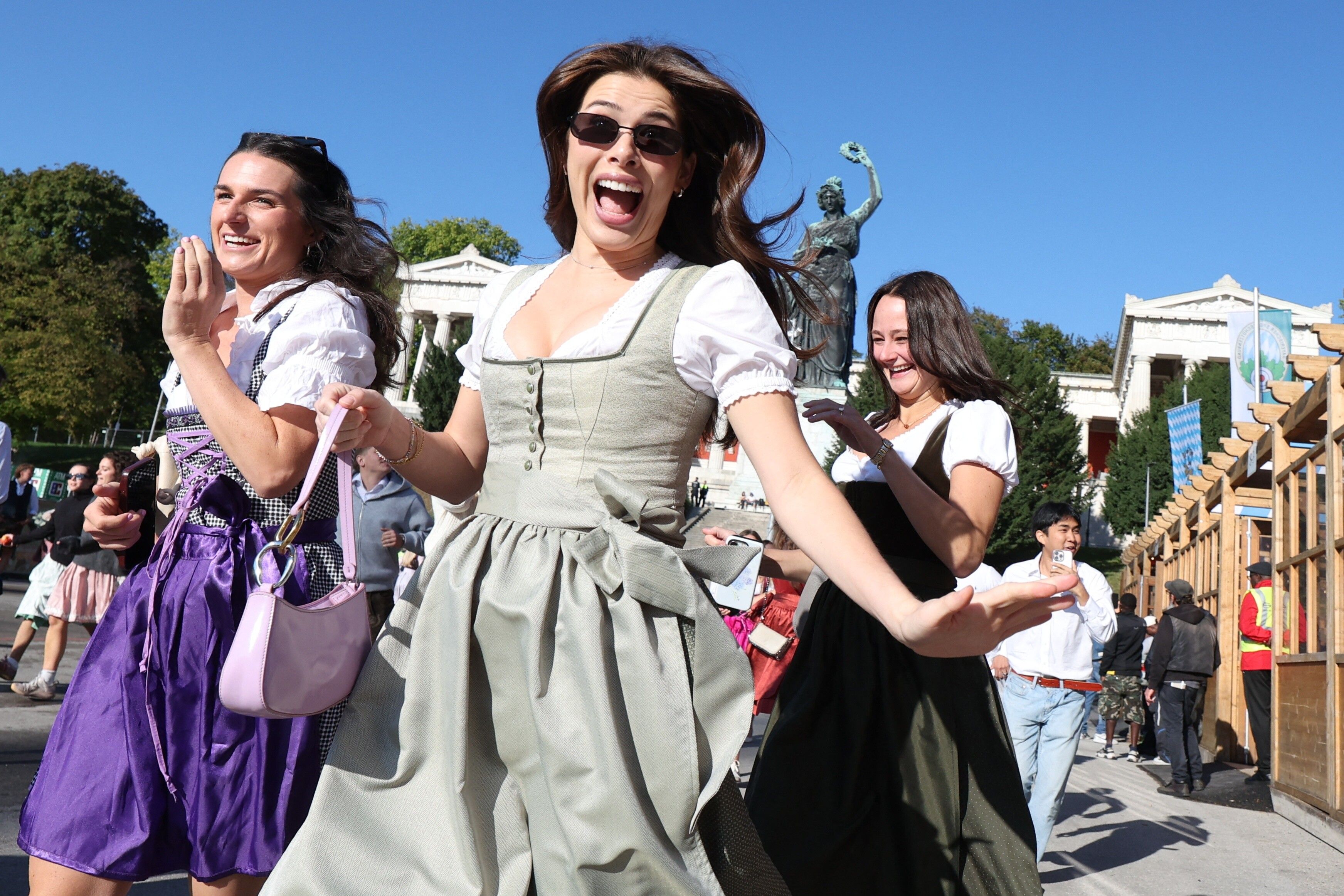 Dirndl-Designerin Kinga Mathe: „Egal, wie schlimm alles ist, in Tracht fühlen sich die Menschen wohl“