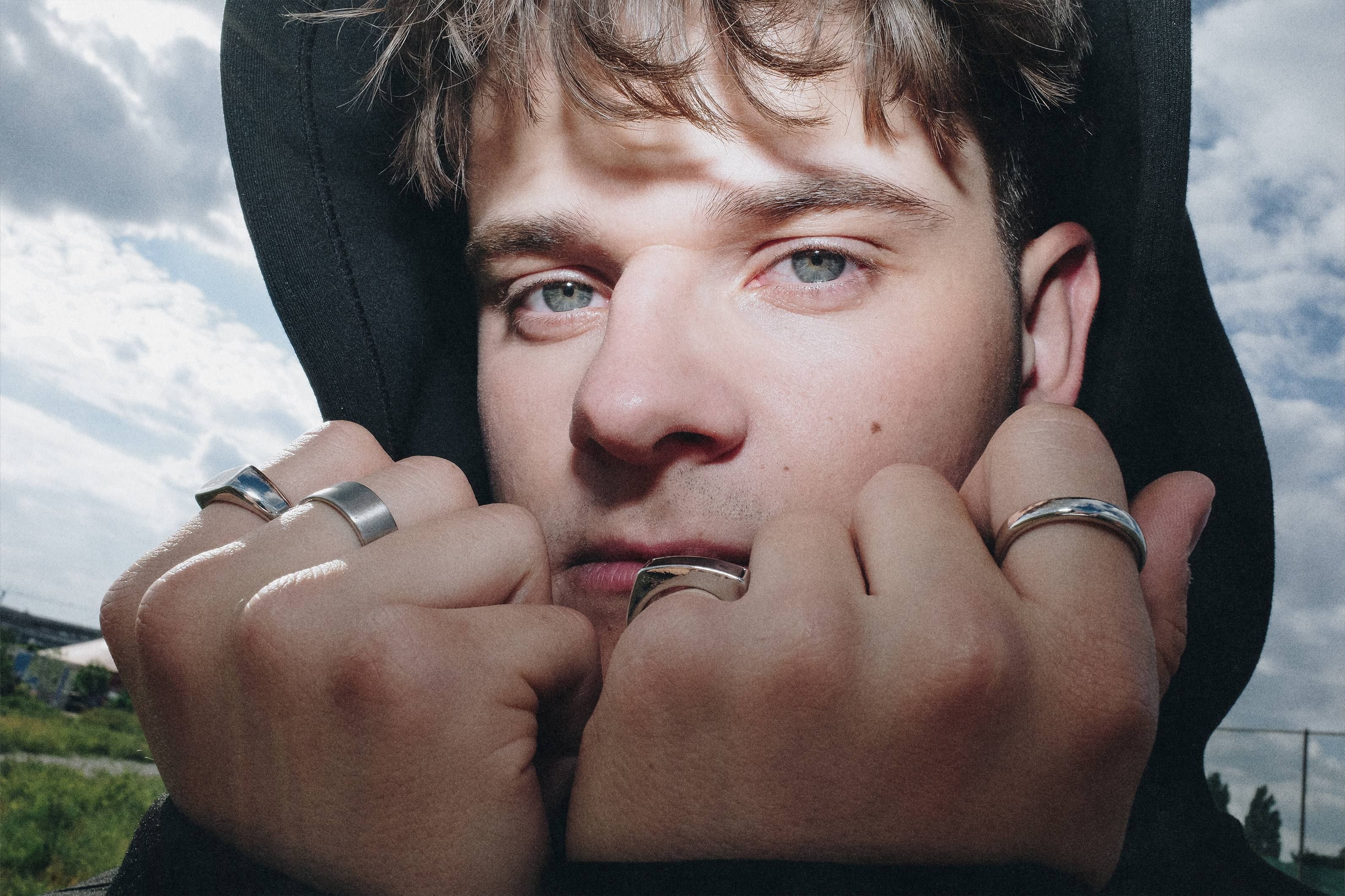Ärger mit dem ÖRR? Jas über sein Debütalbum, den Auftritt im ZDF und politische Ängste