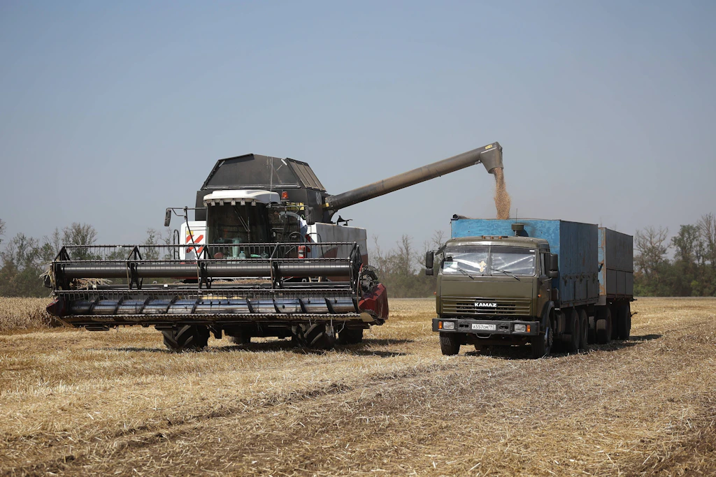 Ein Mähdrescher belädt im Juli 2026 einen LKW mit Weizen auf einem Feld der Progress-Argo-Unternehmensgruppe im Dorf Ladozhskaya, Region Krasnodar, Russland.