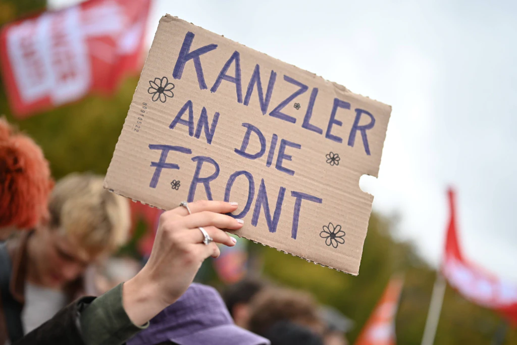 In Berlin und Stuttgart formiert sich Protest gegen Aufrüstung und Sozialabbau.