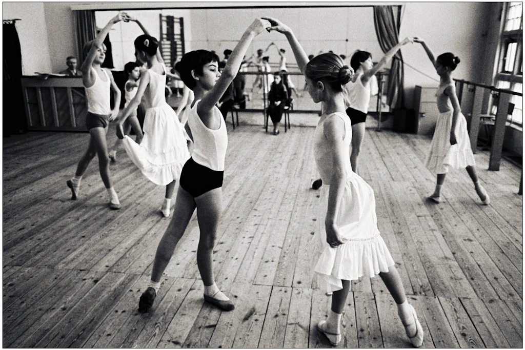 Unterricht im klassischen Ballett in der 6. Klasse der Staatlichen Ballettschule Berlin im Jahr 1984